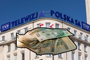 Siedziba TVP (fot. PAP/EastNews) z plikiem banknotów