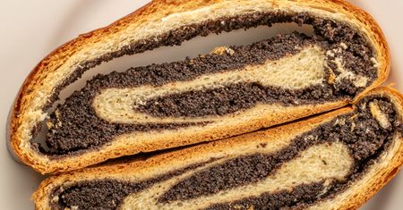 Makowiec w trakcie krojenia brzydko się rozwarstwia? Unikniesz wpadki, pamiętając o kluczowych zasadach