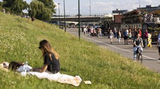 Kraków: Tłumy spacerowiczów na Bulwarach Wiślanych, nie przeszkodził im nawet rozkopany Most Grunwaldzki