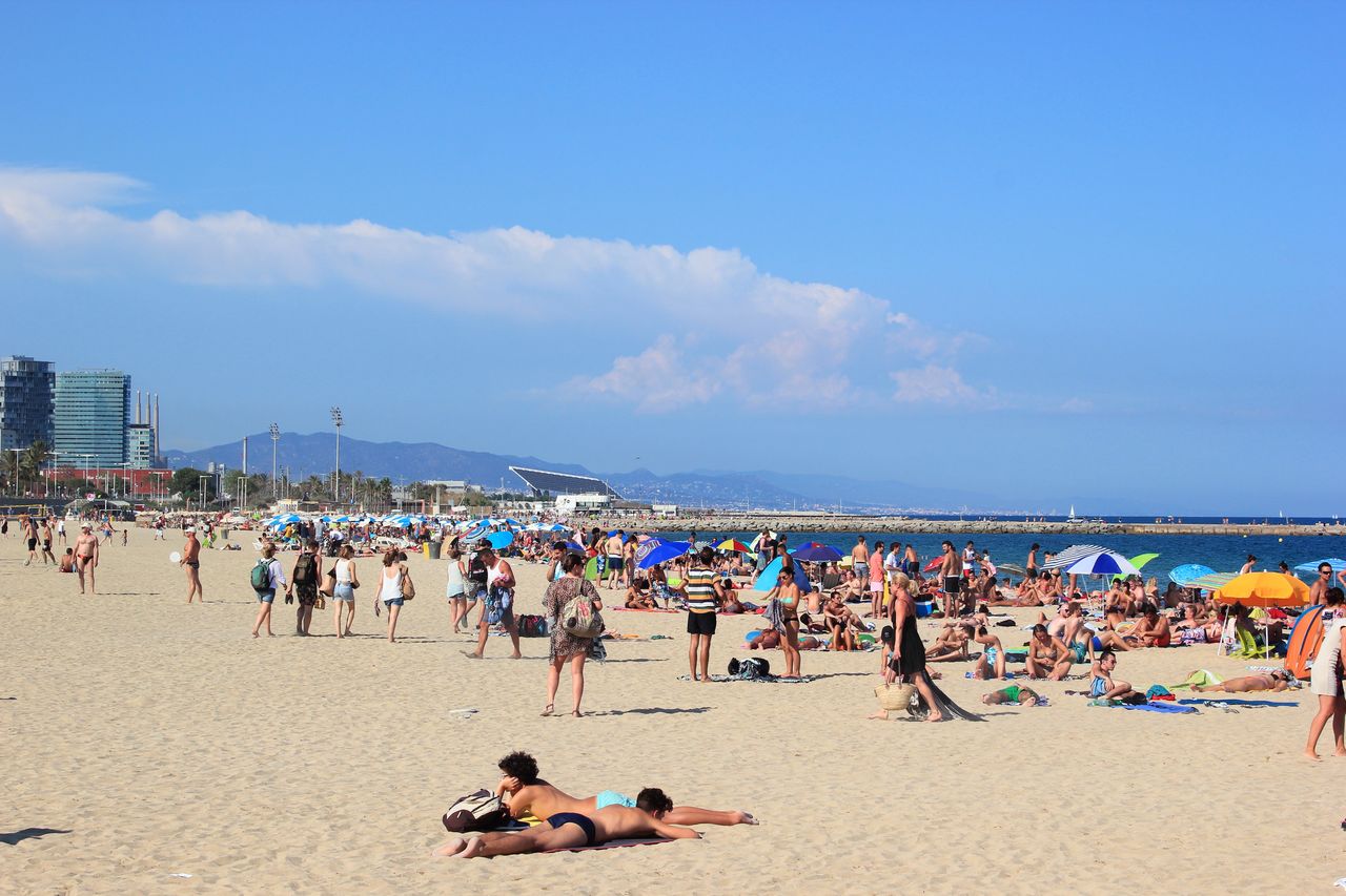 On Spanish beaches, tourists from various countries are relaxing.