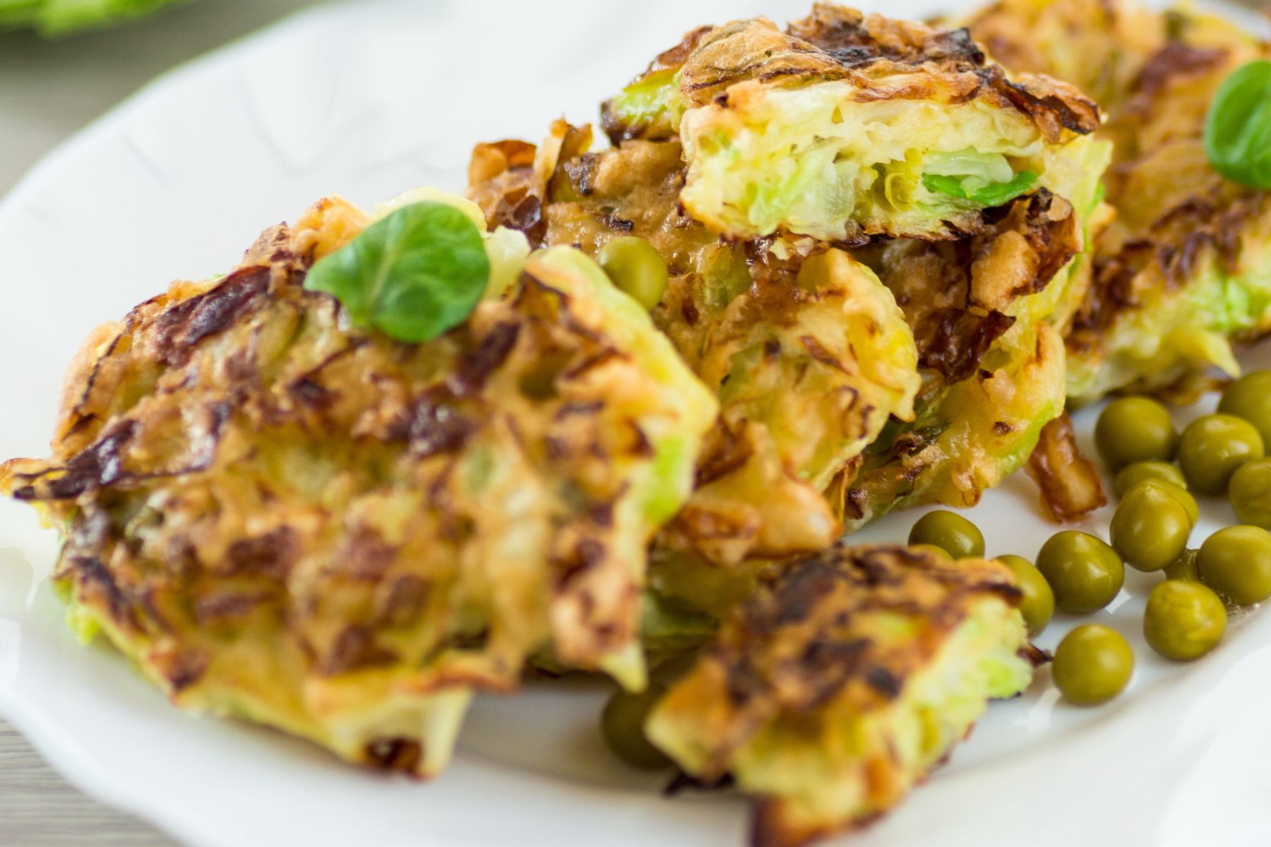 Zapomnij o plackach ziemniaczanych. Te z młodej kapusty są o niebo lepsze