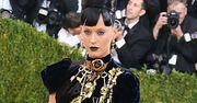 Kontrowersyjna kreacja Katy Perry na MET Gali 2016. Wokalistka zapowiadała, że włoży pod nią...
