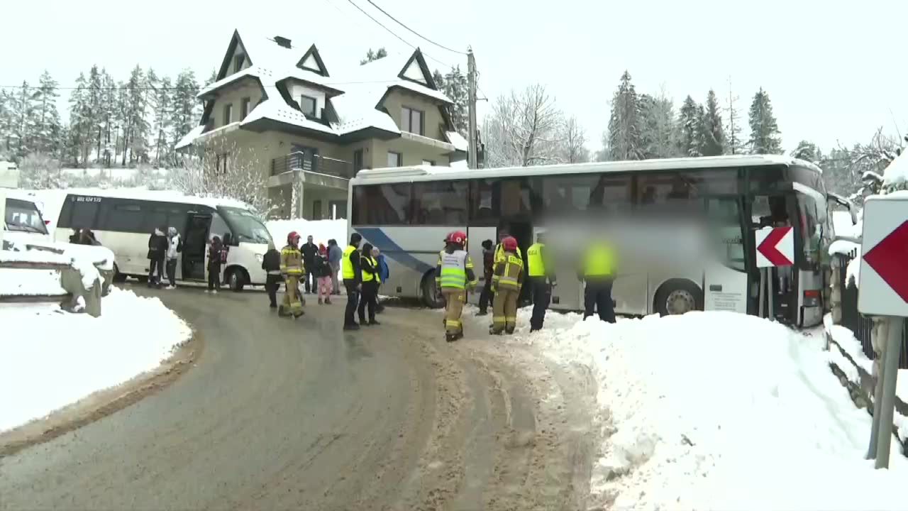 Wypadek autobusu z dziećmi na Podhalu. Pojazd wypadł z drogi i staranował ogrodzenie