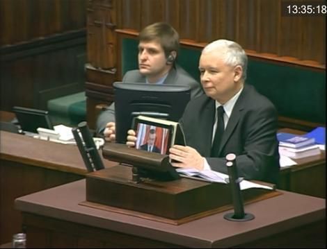 WTF dnia: co Kaczyński pokazuje posłom na iPadzie? [zdjęcia] 2
