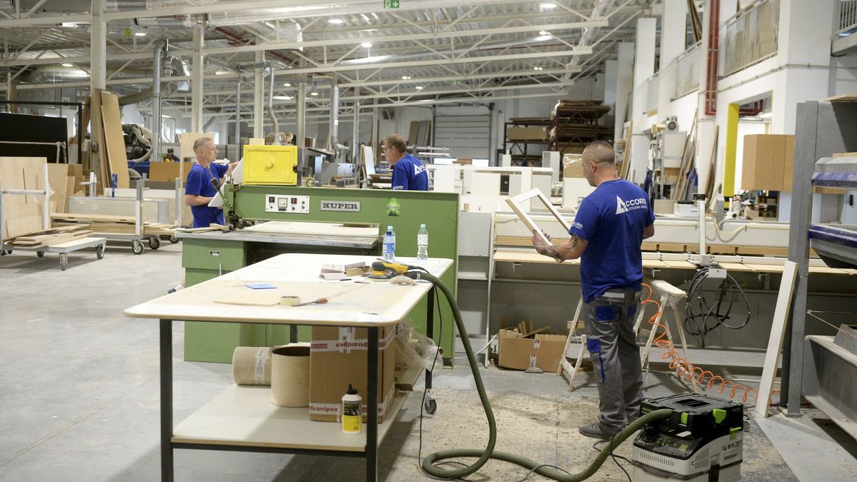 Ministry w studio mebli
Fot. Jan Bielecki/East News, Lomianki, 10.06.2020. Konferencja dla przedsiebiorcow dotknietych skutkami pandemii. W spotkaniu w Accord Studio Mebli wziely udzial minister funduszy i polityki regionalnej Malgorzata Jarosinska - Jedynak i minister rodziny, pracy i polityki spolecznej Marlena Malag.
Jan Bielecki