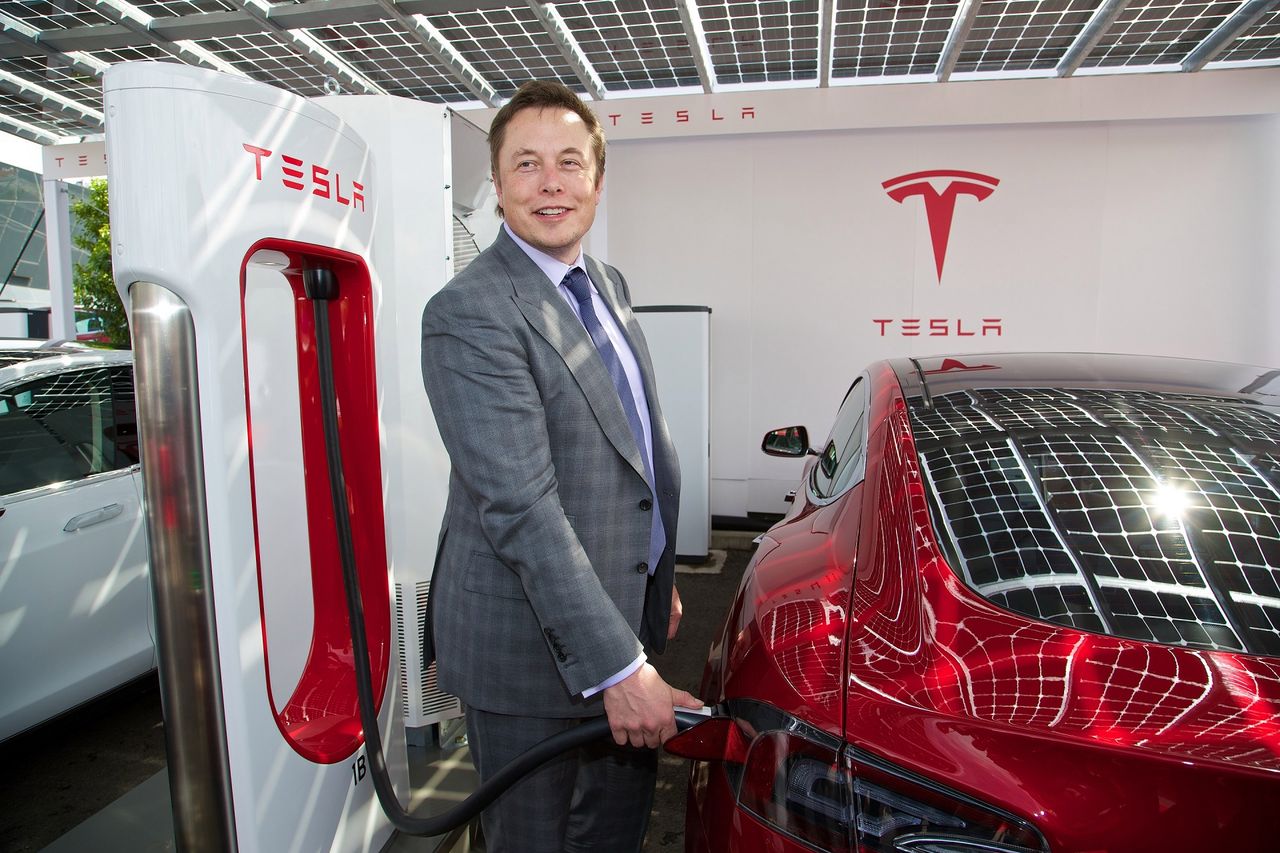 Elon Musk przy stacji Supecharger (fot. Newspress)