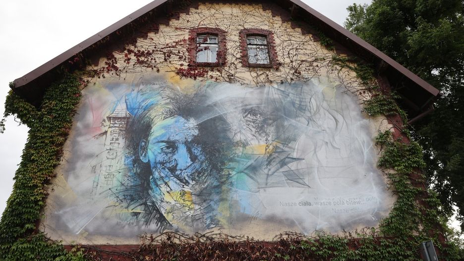Odsłonięto mural upamiętniający kobiety pohańbione w 1945 roku. Tragedia Górnośląska i historia, która wraca
