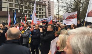 Manifestacja pod ambasadą Rosji. Domagają się zwrotu wraku Tupolewa