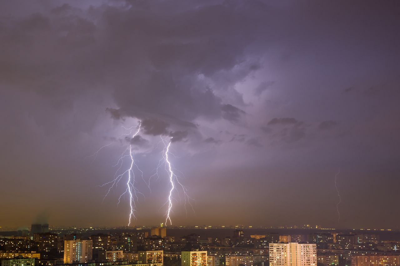 Pogoda burza miasto pioruny błyskawice