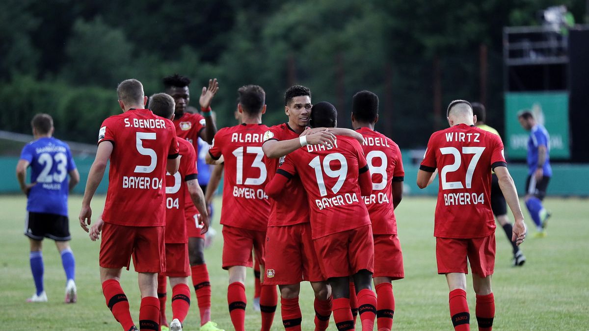 PAP/EPA / RONALD WITTEK / Na zdjęciu: piłkarze Bayeru 04 Leverkusen