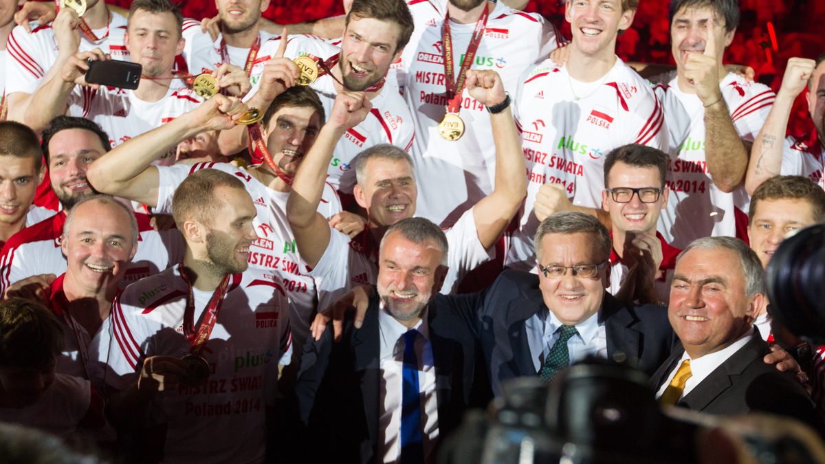 PAP / Andrzej Grygiel / Bronisław Komorowski (w dolnym rzędzie) fetował razem z siatkarzami mistrzostwo świata w 2014 roku.