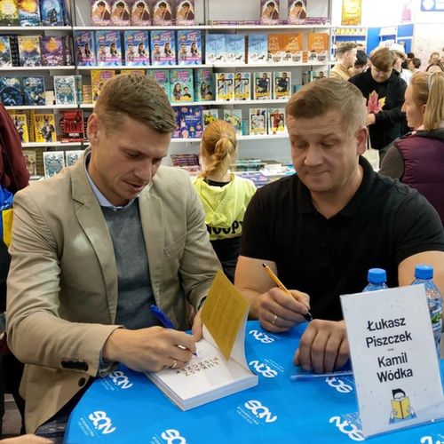 Łukasz Piszczek i Kamil Wódka na Targach Książki w Krakowie (fot. SQN).