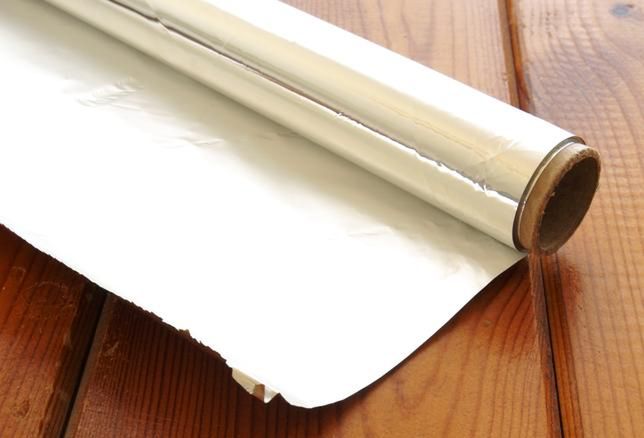 Dwie strony folii aluminiowej różnią się od siebie. Wiemy czym