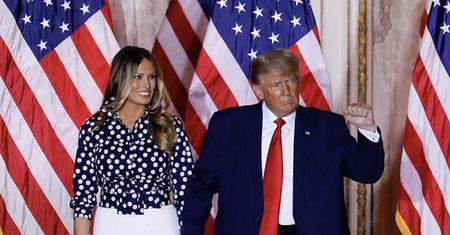 Donald Trump używał teczki po tajnych dokumentach jako abażuru lampy