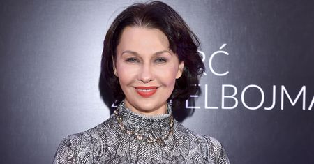Roznegliżowana Anna Popek szaleje na dworze. Naciera się śniegiem
