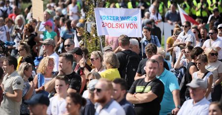 Protesty przeciwko pandemii. Nagle przerwał. "Mamy kolejny atak"