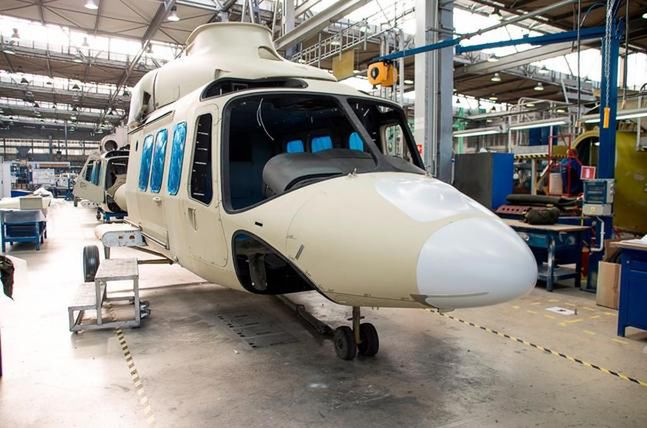 Hala produkcyjna, w której powstają nowoczesne śmigłowce grupy Leonardo