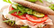 Kanapka z indykiem, pieczoną wołowiną, szynką, sałatą i pomidorem