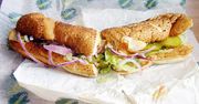 Kanapka na białym pieczywie ze stekiem, serem, sałatą i pomidorem (Subway)