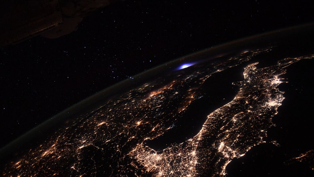 Dziwne błyskawice nad Ziemią. Astronauta ujął je z ISS 1