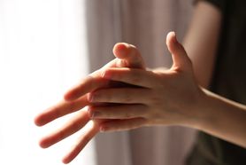 Pękające opuszki palców – przyczyny i leczenie