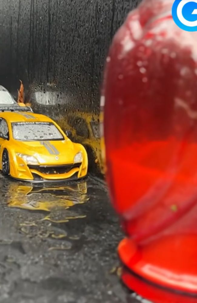 Samochodziki na grobie Patryka