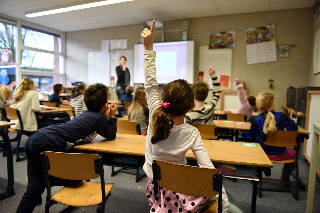 Dzień Nauczyciela 2023. Kiedy wypada Dzień Edukacji Narodowej? Zła informacja dla uczniów