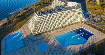 "Jesteś 37. w kolejce". Dzwoniliśmy do hotelu w Pobierowie. Oto efekt