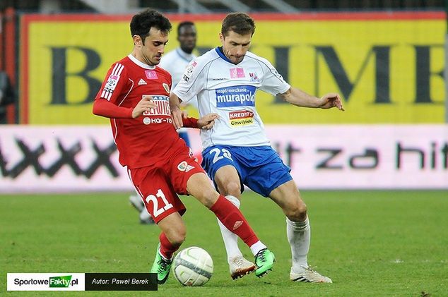 Dariusz Łatka (z prawej) zdobył w Kielcach pierwszą bramkę w Ekstraklasie. Czekał na nią przez... 127 meczów