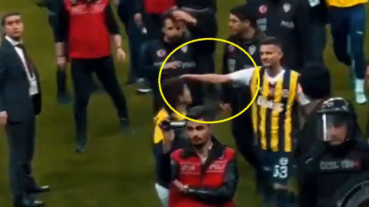 Twitter / KrzysztofGerlak / Sebastian Szymański zasłonił głowę kobiety przed rzucanymi z trybun przedmiotami