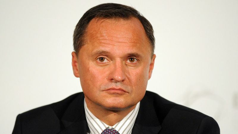 Leszek Czarnecki może tylko obserwować jak jego akcje lecą na głowę.