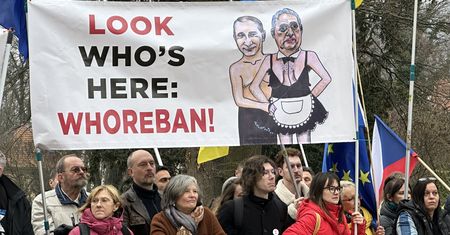 "Tchórzliwe przydupasy Putina". Orban i Fico "powitani" przez protestujących w Pradze