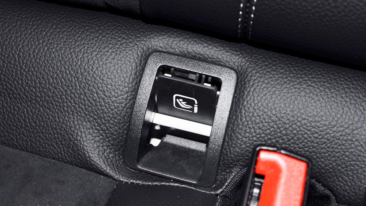 Tak wyeksponowane zaczepy ISOFIX znajdujemy coraz częściej w nowych modelach. Ze względów estetycznych są przykryte zaślepkami, gdy się ich nie używa.