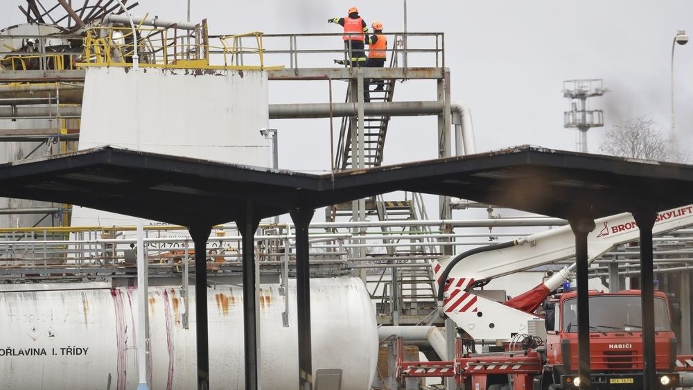 Służby ratownicze na miejscu wypadku w zakładach chemicznych w czeskich Kralupach.