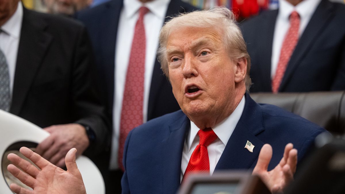 US President Donald Trump speaks during a bill-signing event to award Congressional Gold Medals to the 1980 US Olympic ice hockey team in the Oval Office at the White House in Washington, DC, USA, 12 December 2025. EPA/FRANCIS CHUNG / POOL Dostawca: PAP/EPA.