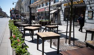 Obostrzenia. Rząd podjął nowe decyzje. Restauracje otworzą się wcześniej