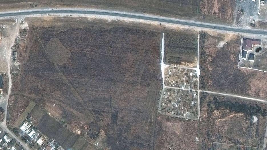Satellite imagery of graves at cemetery in Manhushepa09900940 A handout satellite image made available by Maxar Technologies claims to show a mass grave site adjacent to an existing village cemetery on the northwestern edge of Manhush, some 20 kilometers west of Mariupol, Ukraine, 23 March 2022 (issued 21 April 2022). Maxar has reviewed satellite images from mid-March through mid-April, and indicate that the expansion of the new set of graves began between 23 to 26 March 2022 and continued to expand. The graves are aligned in four sections of linear rows (measuring approximately 85 meters per section) and contain more than 200 new graves, Maxar states.  EPA/MAXAR TECHNOLOGIES HANDOUT -- MANDATORY CREDIT: SATELLITE IMAGE 2022 MAXAR TECHNOLOGIES -- THE WATERMARK MAY NOT BE REMOVED/CROPPED -- HANDOUT EDITORIAL USE ONLY/NO SALES Dostawca: PAP/EPA.MAXAR TECHNOLOGIES HANDOUT