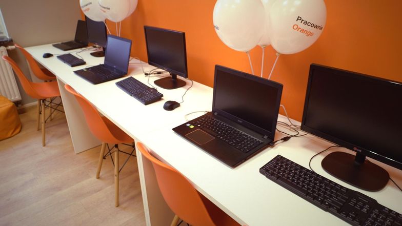 Pracownie Orange nie tylko pozwalają rozwijać innowacyjność i kreatywność. To miejsca, gdzie można przygotować się do wyzwań zmieniającego się rynku pracy, a także przeciwdziałać cyfrowemu wykluczeniu osób dorosłych, w tym seniorów.