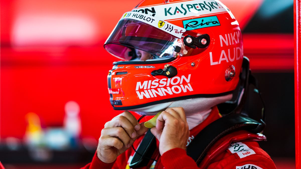 Sebastian Vettel i kask upamiętniający Nikiego Laudę