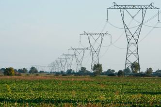 Jak bezpiecznie wybudować dom z linią wysokiego napięcia na działce?