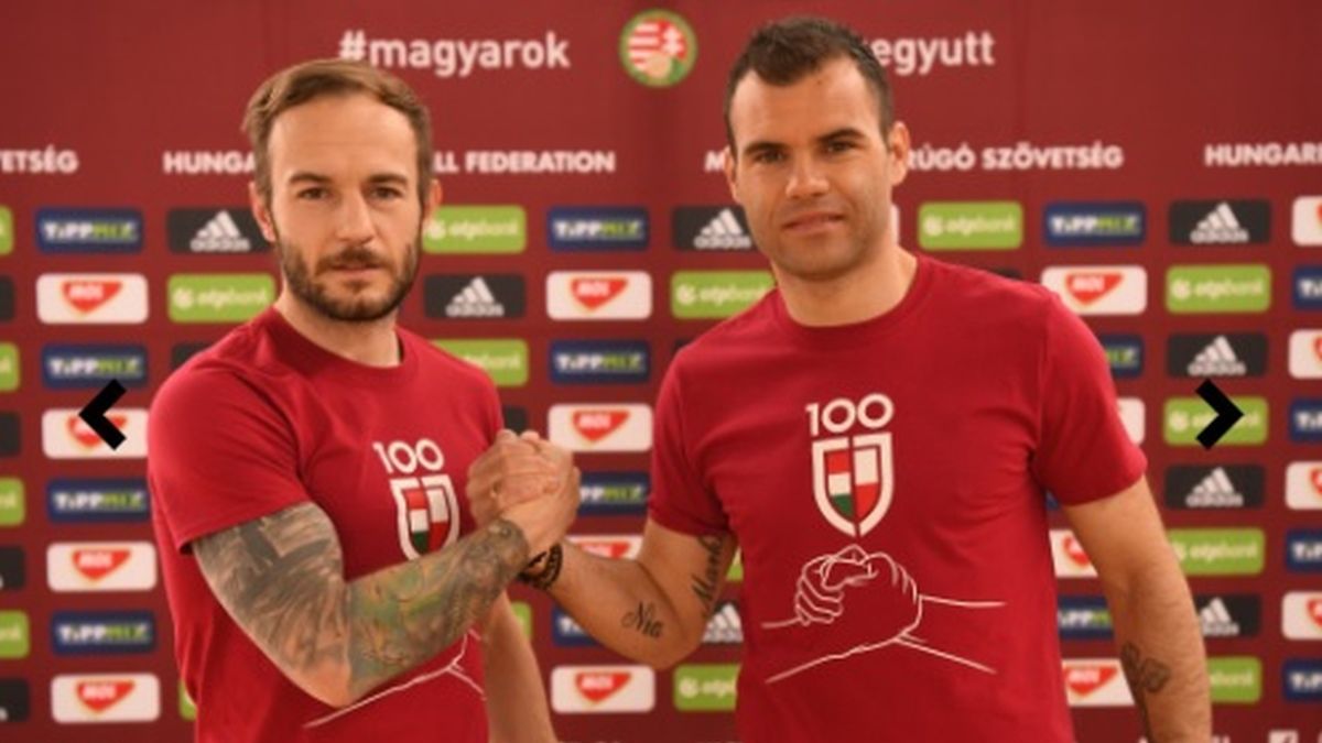 węgierscy piłkarze prezentujący koszulki na mecz Węgry - Polska