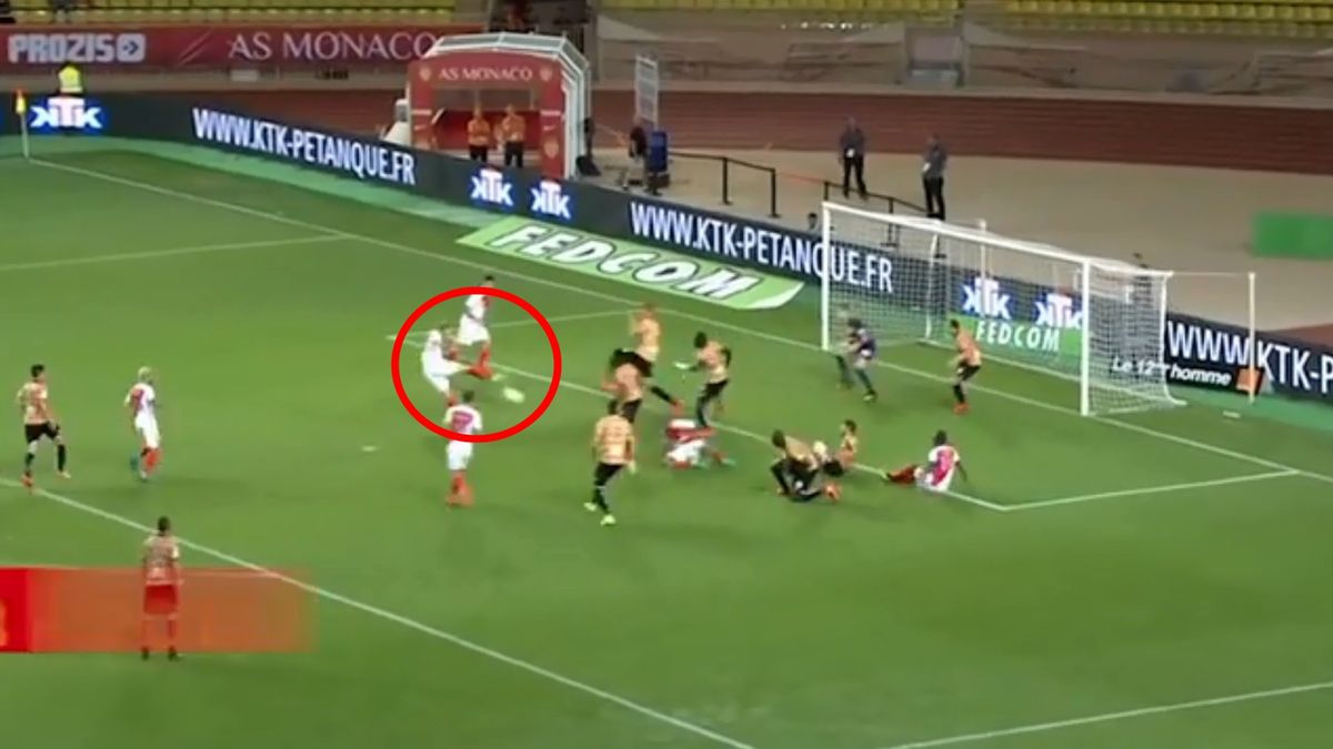 Materiały prasowe / Dugout / Kamil Glik strzelający gola Angers SCO w sezonie 2016/2017