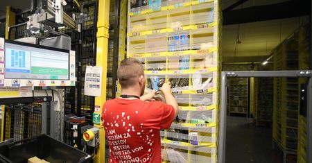 "Biorą każdego niesikającego pod siebie". Pracownicy twierdzą, że w Amazonie liczą się tylko normy
