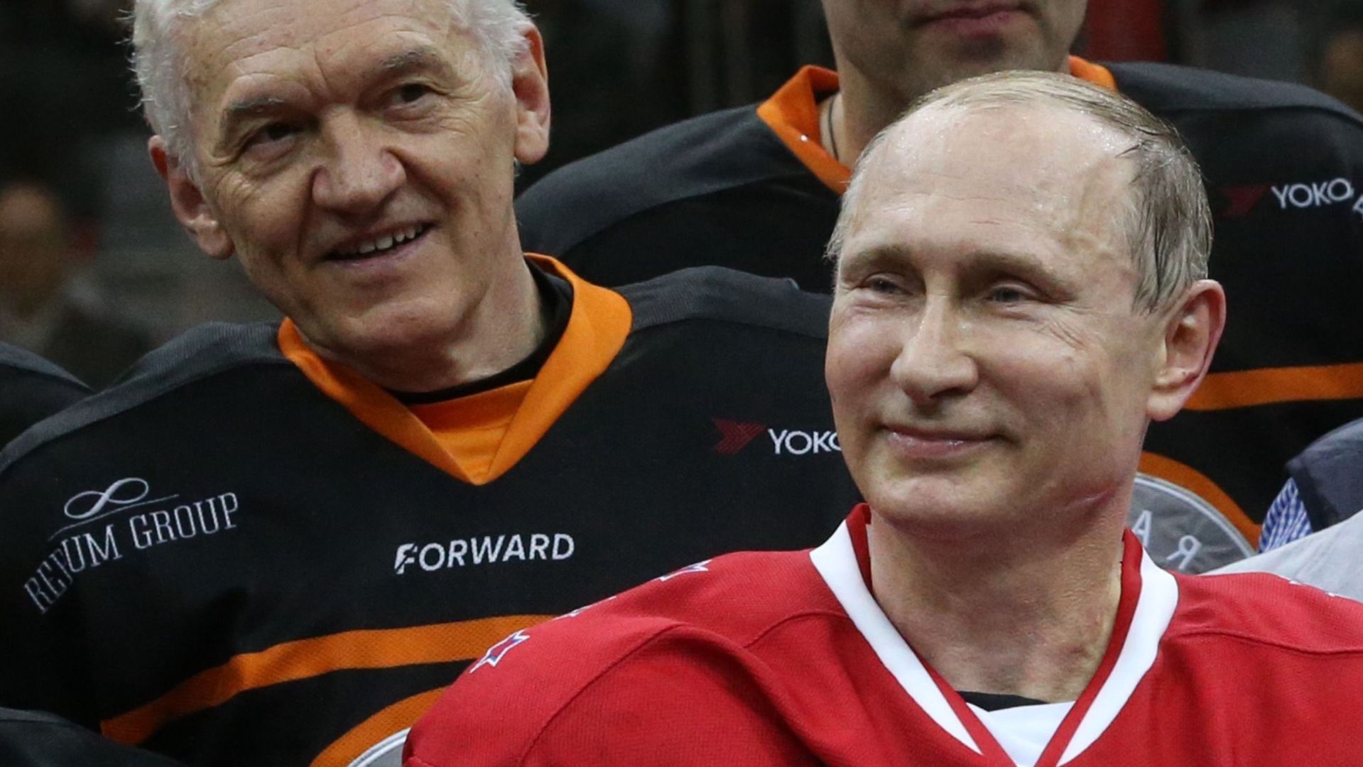 Giennadij Timczenko i Władimir Putin podczas meczu hokejowego. Soczi, maj 2015 roku