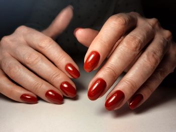 Zapomnij o czerwieni. Jesienią królować będzie chłodna elegancja