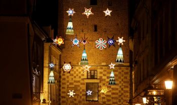 Janowiec rozbłyśnie gwiazdami Jarosława Koziary. Lokalna społeczność zaangażowała się w projekt świątecznej instalacji