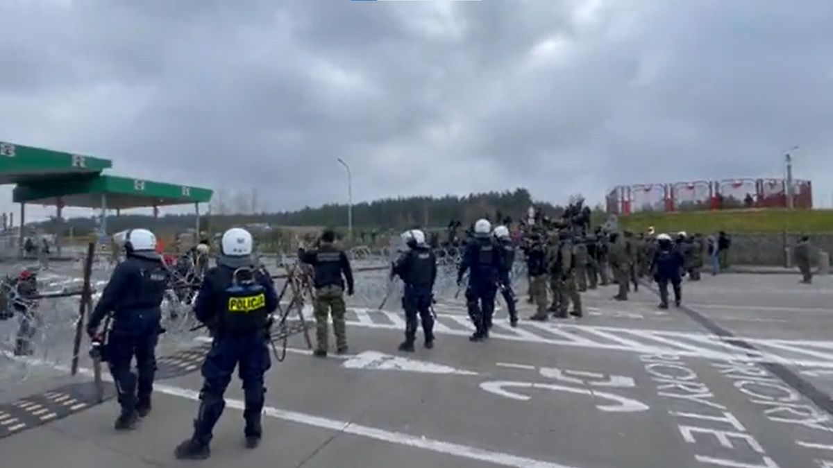 Migranci przekroczyli przejście graniczne w Kuźnicy po stronie Białorusi 