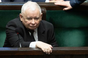 Kolejny spadek PiS. Ugrupowanie Kaczyńskiego wyraźnie za KO