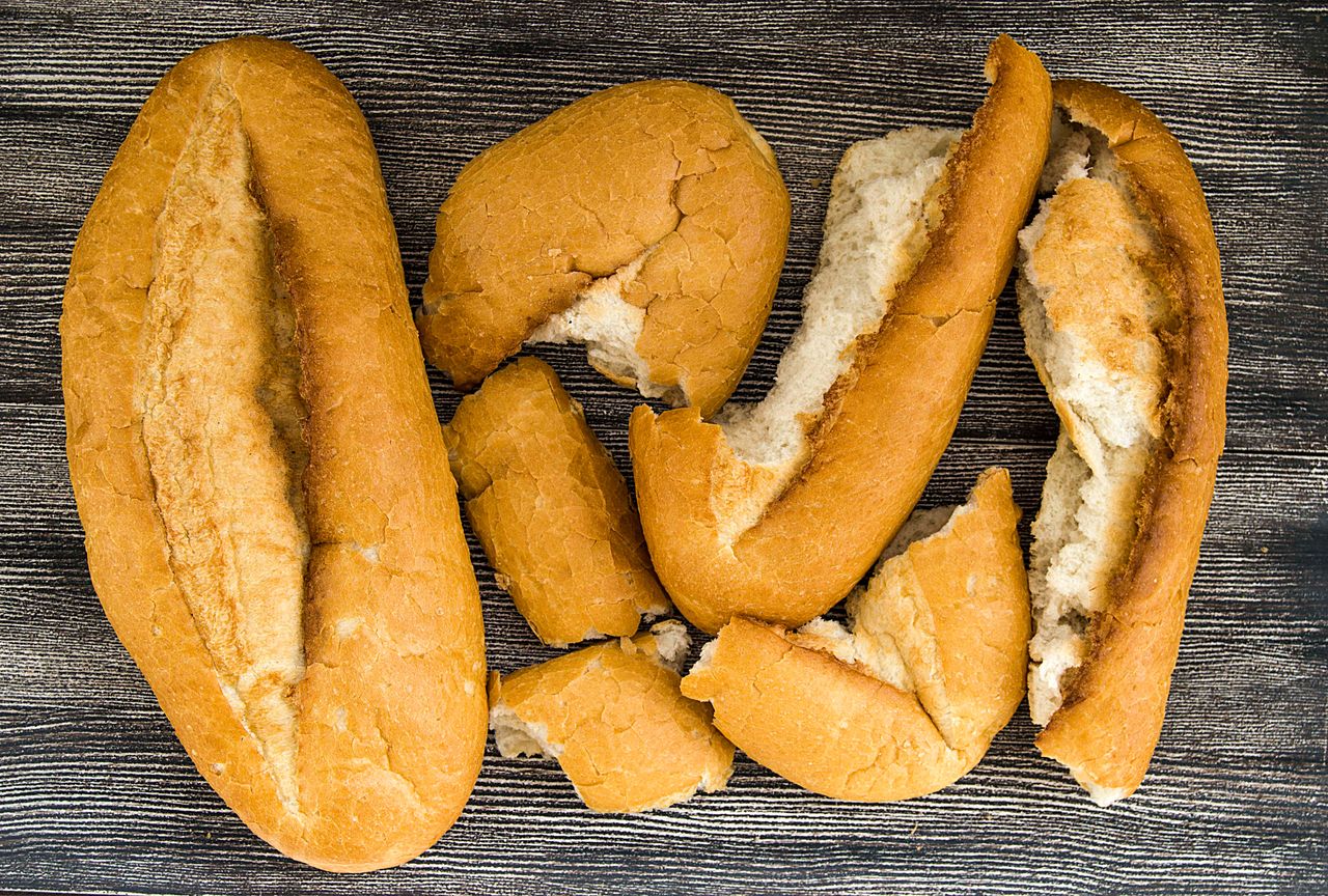 Jak odświeżyć chleb w długi weekend? Nawet twardy bochenek znowu cię skusi
