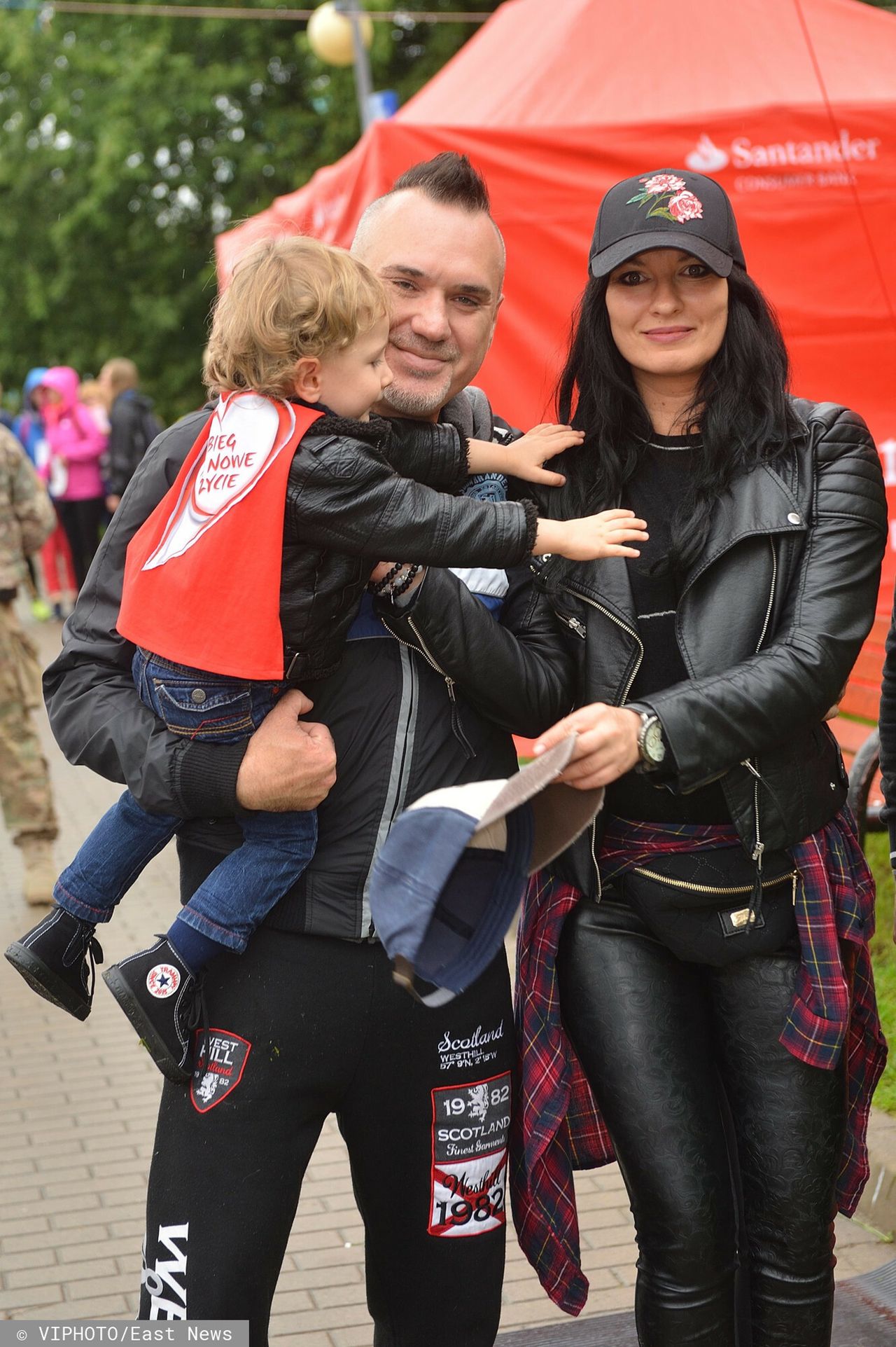 Szymon Wydra z żoną i synem w 2018 roku